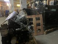Двигатель Perkins 403D-11 на складе, вид с другой стороны